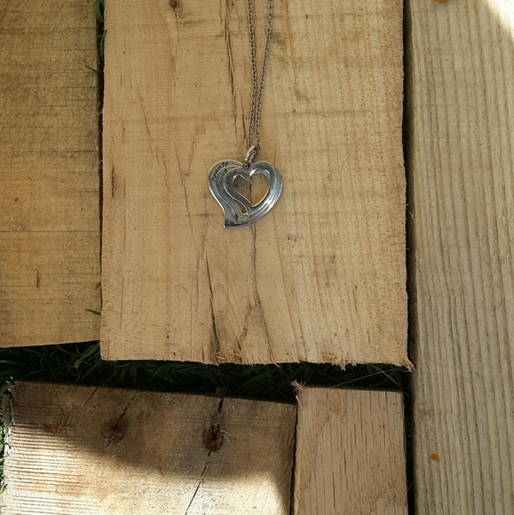 A silver heart necklace - Picture 2 of 4
